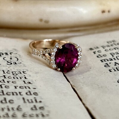 Bague en or rose, rhodolite de taille ovale de 2,90 carats et diamants pour 0,15 carat