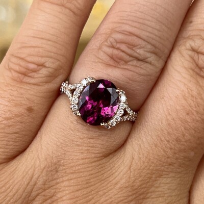Bague en or rose, rhodolite de taille ovale de 2,90 carats et diamants pour 0,15 carat