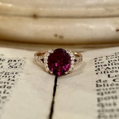 Bague en or rose, rhodolite de taille ovale de 2,90 carats et diamants pour 0,15 carat