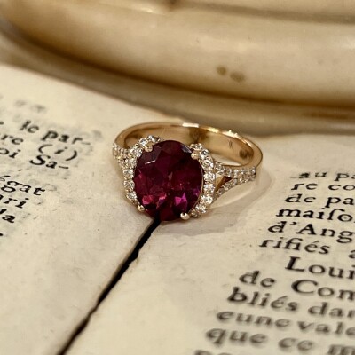 Bague en or rose, rhodolite de taille ovale de 2,90 carats et diamants pour 0,15 carat
