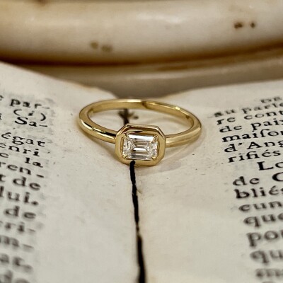 Bague Alto en or jaune et diamant de taille émeraude de 0,42 carat