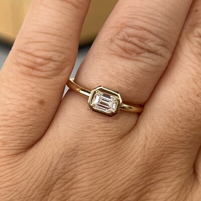 Bague Alto en or jaune et diamant de taille émeraude de 0,42 carat