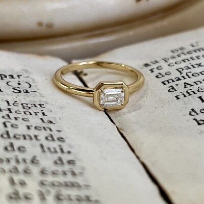 Bague Alto en or jaune et diamant de taille émeraude de 0,42 carat