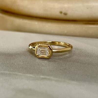 Bague Alto en or jaune et diamant de taille émeraude de 0,42 carat