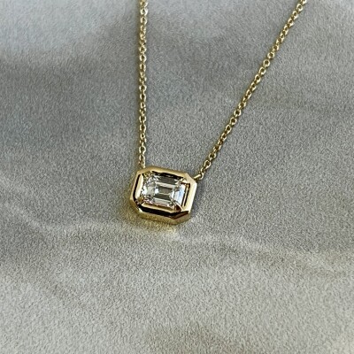 Collier Alto en or jaune et diamant de taille émeraude de 0,41 carat