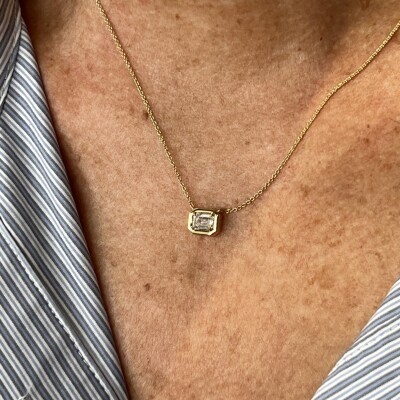 Collier Alto en or jaune et diamant de taille émeraude de 0,41 carat