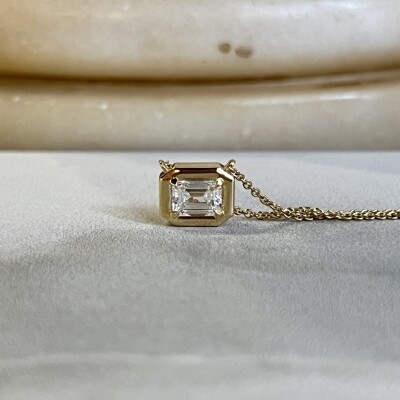 Collier Alto en or jaune et diamant de taille émeraude de 0,41 carat