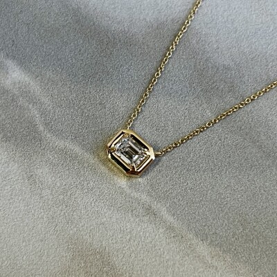 Collier Alto en or jaune et diamant de taille émeraude de 0,41 carat