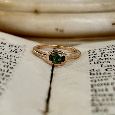 Bague Alto en or rose et saphir vert de taille ovale de 0,56 carat