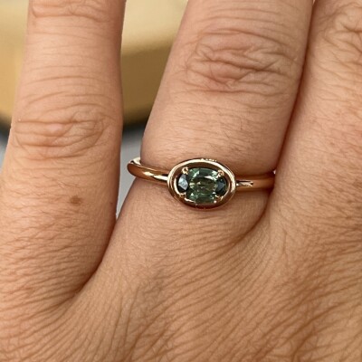 Bague Alto en or rose et saphir vert de taille ovale de 0,56 carat