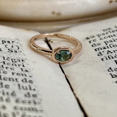 Bague Alto en or rose et saphir vert de taille ovale de 0,56 carat
