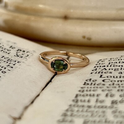 Bague Alto en or rose et saphir vert de taille ovale de 0,56 carat