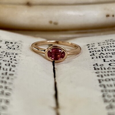 Bague Alto en or rose et saphir orange de taille ovale de 0,60 carat