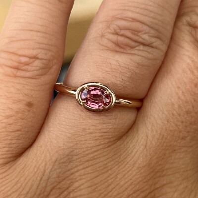 Bague Alto en or rose et saphir orange de taille ovale de 0,60 carat