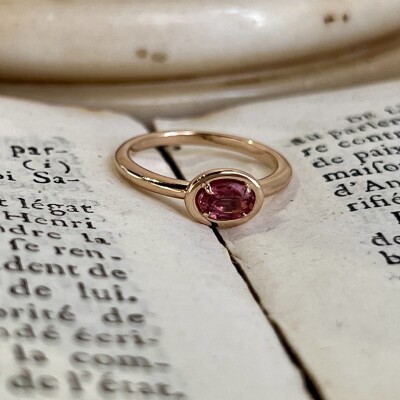 Bague Alto en or rose et saphir orange de taille ovale de 0,60 carat