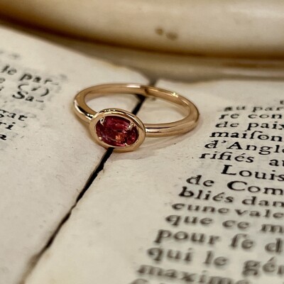 Bague Alto en or rose et saphir orange de taille ovale de 0,60 carat