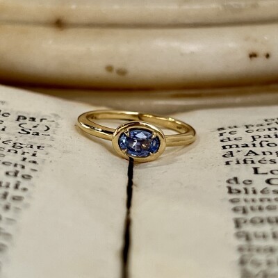 Bague Alto en or jaune et saphir de taille ovale de 0,60 carat