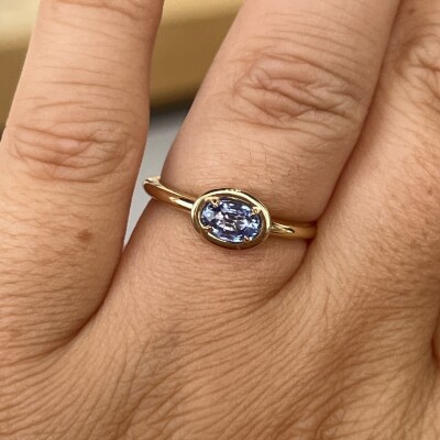 Bague Alto en or jaune et saphir de taille ovale de 0,60 carat