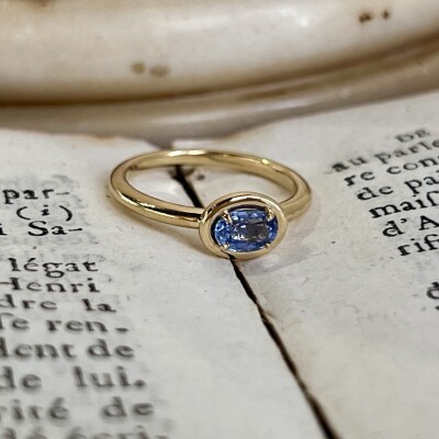 Bague Alto en or jaune et saphir de taille ovale de 0,60 carat