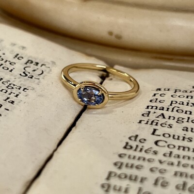 Bague Alto en or jaune et saphir de taille ovale de 0,60 carat