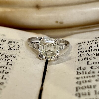 Solitaire en or blanc, diamant de taille émeraude de 4,97 carats légèrement teinté K SI1 et diamants de taille baguette pour 0,30 carat