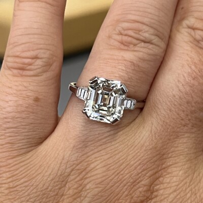 Solitaire en or blanc, diamant de taille émeraude de 4,97 carats légèrement teinté K SI1 et diamants de taille baguette pour 0,30 carat