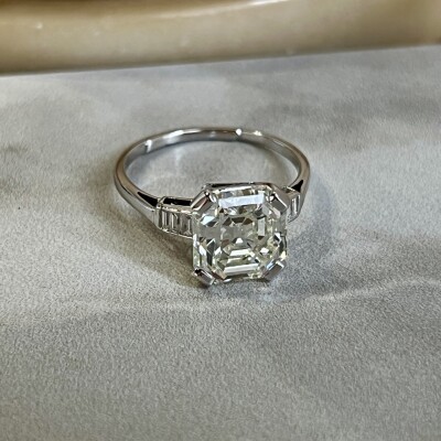 Solitaire en or blanc, diamant de taille émeraude de 4,97 carats légèrement teinté K SI1 et diamants de taille baguette pour 0,30 carat