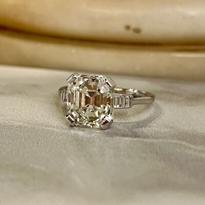 Solitaire en or blanc, diamant de taille émeraude de 4,97 carats légèrement teinté K SI1 et diamants de taille baguette pour 0,30 carat