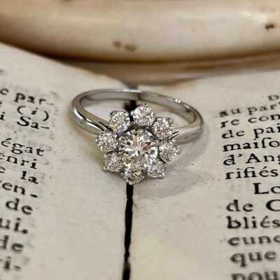 Bague Marguerite en or blanc, diamant de 0,60 carat et diamants pour 0,80 carat