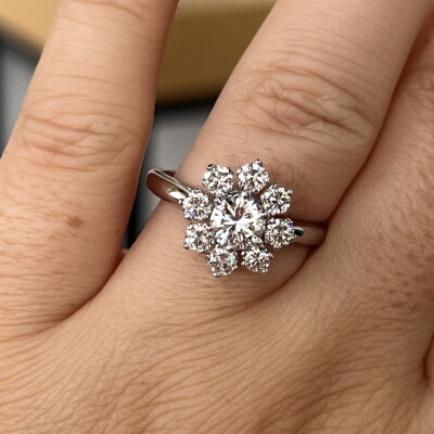 Bague Marguerite en or blanc, diamant de 0,60 carat et diamants pour 0,80 carat