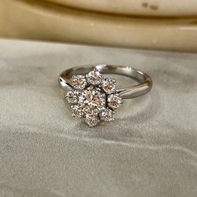 Bague Marguerite en or blanc, diamant de 0,60 carat et diamants pour 0,80 carat