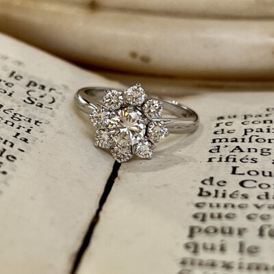 Bague Marguerite en or blanc, diamant de 0,60 carat et diamants pour 0,80 carat