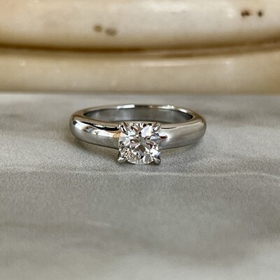 Solitaire en or blanc et diamant de taille ancienne de 0,87 carat