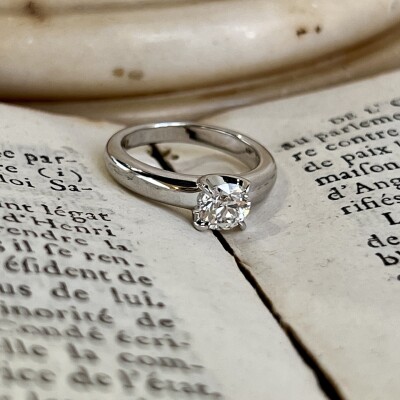 Solitaire en or blanc et diamant de taille ancienne de 0,87 carat