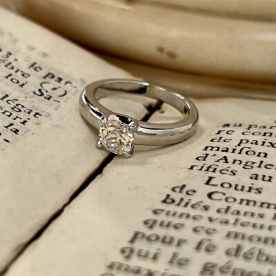 Solitaire en or blanc et diamant de taille ancienne de 0,87 carat