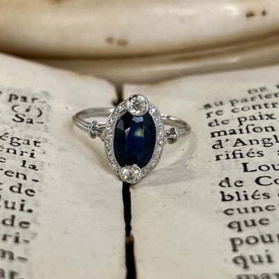 Bague en or blanc, saphir de taille ovale de 2 carats, diamants de taille ancienne pour 0,20 carat, diamants de taille rose pour 0,10 carat