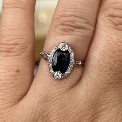 Bague en or blanc, saphir de taille ovale de 2 carats, diamants de taille ancienne pour 0,20 carat, diamants de taille rose pour 0,10 carat