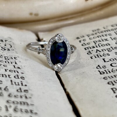 Bague en or blanc, saphir de taille ovale de 2 carats, diamants de taille ancienne pour 0,20 carat, diamants de taille rose pour 0,10 carat