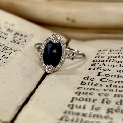 Bague en or blanc, saphir de taille ovale de 2 carats, diamants de taille ancienne pour 0,20 carat, diamants de taille rose pour 0,10 carat