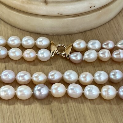Collier 2 rangs en perles d’eau douce. Fermoir en or jaune