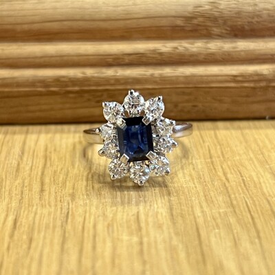 Bague Marguerite en or blanc, saphir de taille émeraude de 0,80 carat et diamants pour 1 carat