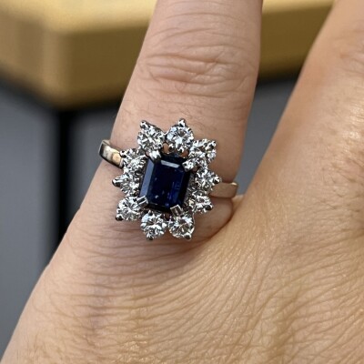 Bague Marguerite en or blanc, saphir de taille émeraude de 0,80 carat et diamants pour 1 carat