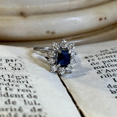 Bague Marguerite en or blanc, saphir de taille émeraude de 0,80 carat et diamants pour 1 carat