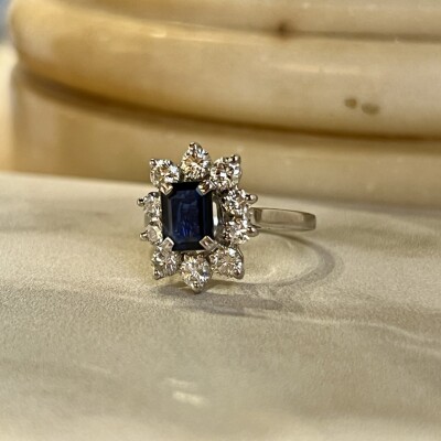 Bague Marguerite en or blanc, saphir de taille émeraude de 0,80 carat et diamants pour 1 carat