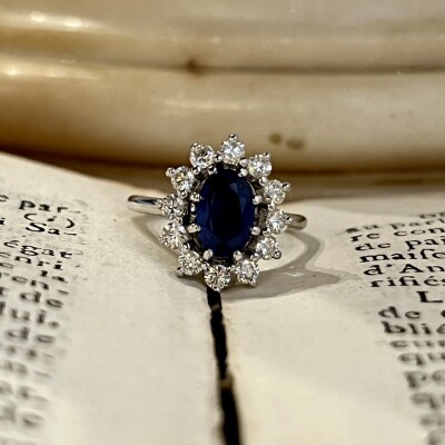 Bague Marguerite en or blanc, saphir de taille ovale de 1,20 carat et diamants pour 0,60 carat