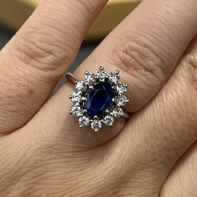 Bague Marguerite en or blanc, saphir de taille ovale de 1,20 carat et diamants pour 0,60 carat