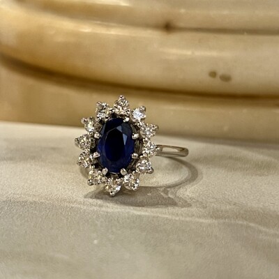 Bague Marguerite en or blanc, saphir de taille ovale de 1,20 carat et diamants pour 0,60 carat