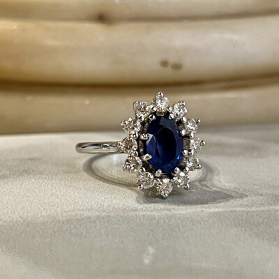 Bague Marguerite en or blanc, saphir de taille ovale de 1,20 carat et diamants pour 0,60 carat