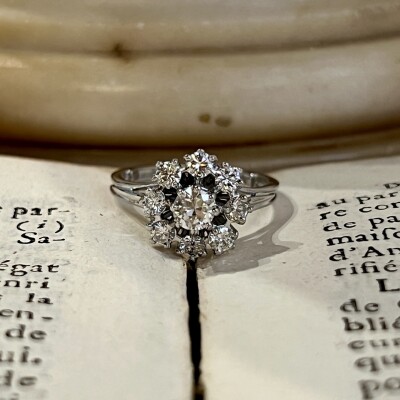 Bague Marguerite en or blanc, diamant de 0,40 carat et diamants pour 0,80 carat