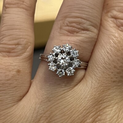 Bague Marguerite en or blanc, diamant de 0,40 carat et diamants pour 0,80 carat